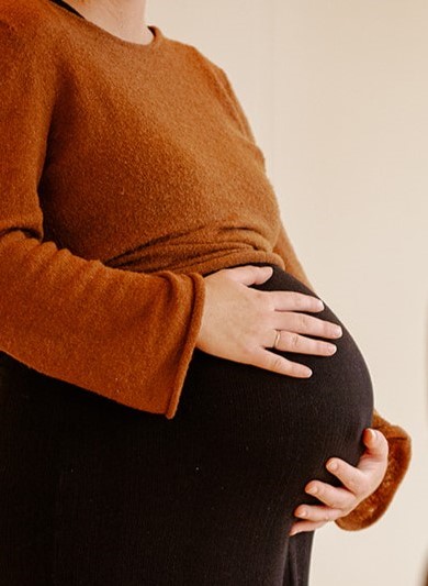 Zwangere vrouw doet yoga in studio Mama& in Haren bij Groningen
