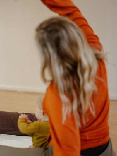 Moeder met baby bij Mama& yoga en massagepraktijk in Haren Groningen