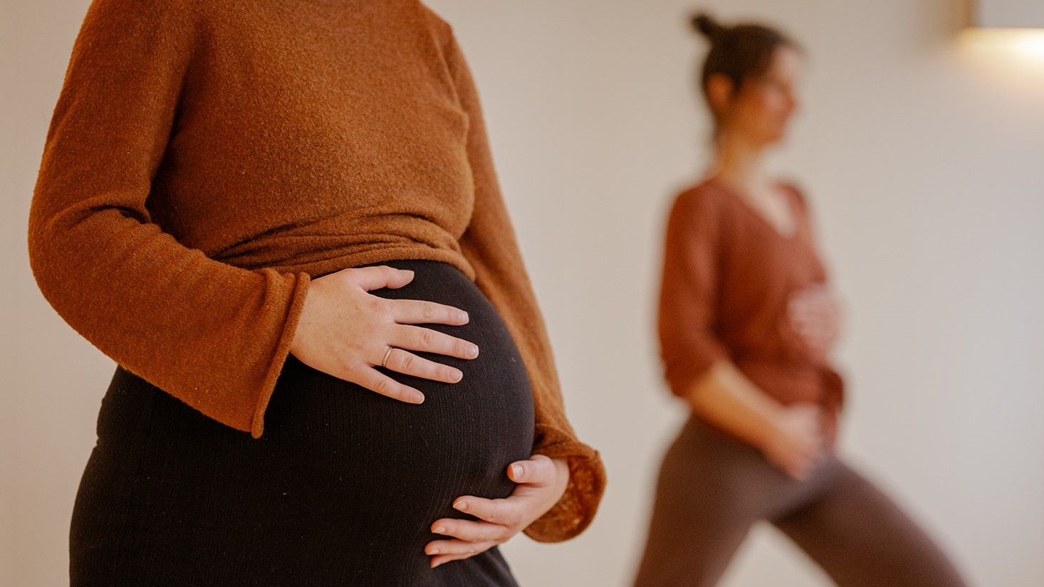 Hester geeft zwangerschapsyoga les in studio De Biotoop Haren Groningen